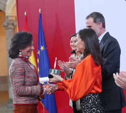 Su Majestad la Reina hace entrega del galardón en la categoría de Gestión Empresarial a Ana Botín