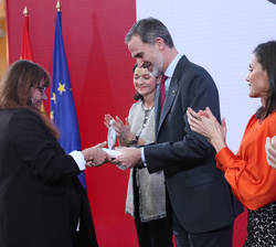Su Majestad el Rey entrega el galardón en la categoría de Arte y Cultura a Isabel Coixet