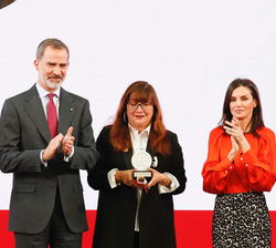 Sus Majestades los Reyes tras la entrega del galardón en la categoría de Arte y Cultura, concedido a Isabel Coixet