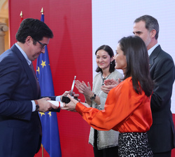 Su Majestad la Reina hace entrega del galardón en la categoría de Turismo y Gastronomía a Red de Paradores. Recoge el galardón Óscar López, presidente