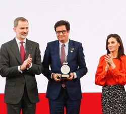 Sus Majestades los Reyes junto a Óscar López, presidente y consejero delegado de Paradores de Turismo de España, quien recoge el galardón en la catego