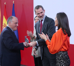 Su Majestad el Rey entrega el galardón en la categoría de Relaciones Internacionales a La Liga de Fútbol Profesional. Recoge el galardón su presidente