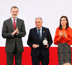 Sus Majestades los Reyes junto a Javier Tebas, quien recibe el galardón en la categoría Relaciones Internacionales en nombre de La Liga de Fútbol Prof