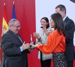 Su Majestad la Reina hace entrega del galardón en la categoría de Acreditación Extraordinaria a José Luis Bonet, presidente de la Cámara de Comercio d