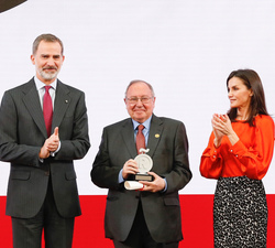 Sus Majestades los Reyes junto a José Luis Bonet galardonado en la categoría Acreditación Extraordinaria