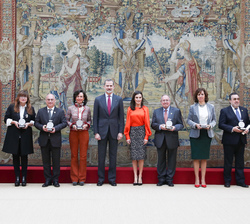 Sus Majestades los Reyes junto a los galardonados