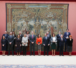 Sus Majestades los Reyes junto a los galardonados y autoridades