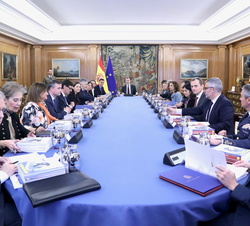 Detalle de la mesa de reunión del Consejo de Seguridad Nacional y sus participantes