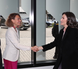 Su Majestad la Reina a su llegada a la Ciudad del BBVA recibe el saludo de la presidenta del Congreso de los Diputados, en presencia del ministro de S