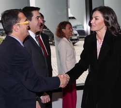 Su Majestad la Reina a su llegada al acto recibe el saludo del presidente de FEDER en presencia de la presidenta del Congreso de los Diputados, del mi