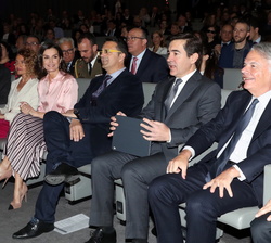 Su Majestad la Reina en primera fila de asientos acompañada por la presidenta del Congreso de los Diputados, el ministro de Sanidad, el presidente de 