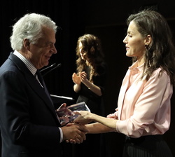 Su Majestad la Reina entrega el reconocimiento por el impulso de servicios especializados en enfermedades raras al presidente de la Fundación Mutua Ma
