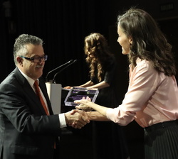 Su Majestad la Reina entrega el reconocimiento a la Transformación Social, al jefe de Servicio de Pediatría del Hospital Materno Infantil de Badajoz, 