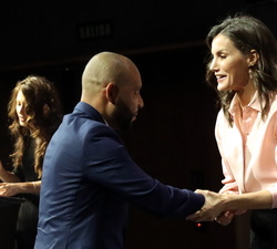 Su Majestad la Reina entrega el reconocimiento a la Transformación Social, al coordinador técnico del Plan Piloto para la mejora del Diagnóstico Genét
