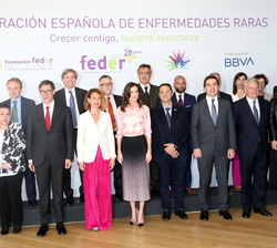 Fotografía de grupo de Su Majestad la Reina con las autoridades, premiados y ponentes