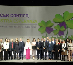 Fotografía de grupo de Su Majestad la Reina con las autoridades, la Junta Directiva, miembros del Patronato y personal de dirección de FEDER