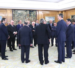 Su Majestad el Rey conversa con los asistentes a la audiencia