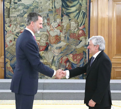 Su Majestad el Rey recibe el saludo del director general del Catastro, Fernando de Aragón Amunarriz