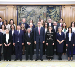 Su Majestad el Rey junto a la promoción XIX del Cuerpo Superior de Gestión Catastral y su director