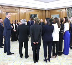 Su Majestad el Rey conversa con los asistentes a la audiencia