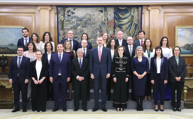 Su Majestad el Rey junto a la promoción XIX del Cuerpo Superior de Gestión Catastral y su director