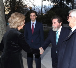 Su Majestad la Reina Doña Sofía recibe el saludo del presidente de la Asociación Española de Pintores y Escultores, en presencia del secretario de Est