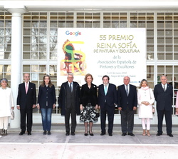 Fotografía de grupo de Su Majestad la Reina Doña Sofía con la Junta Directiva de la Asociación Española de Pintores y Escultores 