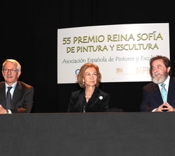 Su Majestad la Reina en la mesa presidencial junto al secretario de Estado de Educación, Alejandro Tiana y el presidente de la Asociación Española de 