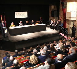 Su Majestad la Reina en la mesa presidencial durante la intervención del director de Políticas y Asuntos Públicos de Google España, Antonio Vargas 