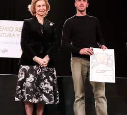 Su Majestad la Reina Doña Sofía junto a Manuel Díaz Meré tras la entrega del Premio