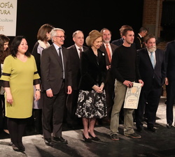 Su Majestad la Reina Doña Sofía tras la entrega del Premio a Manuel Díaz Meré
