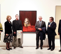 Su Majestad la Reina Doña Sofía junto al premiado Manuel Díaz Meré y su obra ganadora “Lucía componiendo”