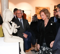 Su Majestad la Reina Doña Sofía recorre una exposición con las obras finalistas, compuesta por 72 obras; 42 pinturas y 30 esculturas de 69 autores dif