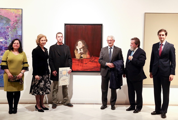 Su Majestad la Reina Doña Sofía junto al premiado Manuel Díaz Meré y su obra ganadora “Lucía componiendo”