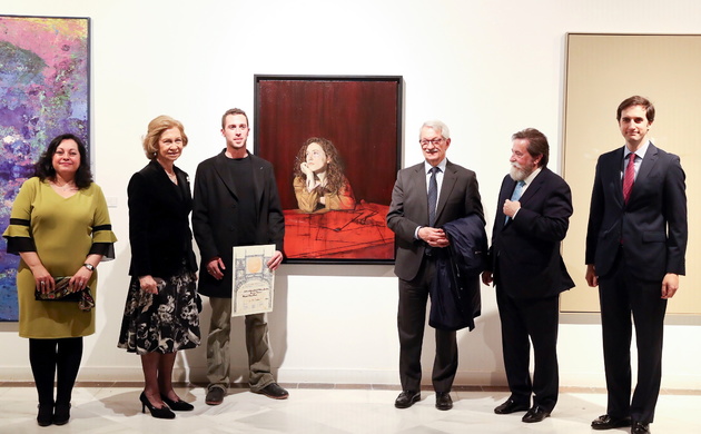 Su Majestad la Reina Doña Sofía junto al premiado Manuel Díaz Meré y su obra ganadora “Lucía componiendo”