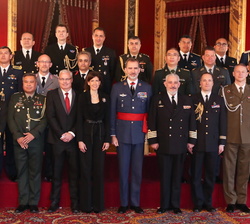 Don Felipe con un grupo de de agregados de Defensa, militares, navales, aéreos y de armamento acreditados en España y comisión de representantes españ