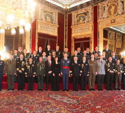 Don Felipe con un grupo de de agregados de Defensa, militares, navales, aéreos y de armamento acreditados en España y comisión de representantes españ