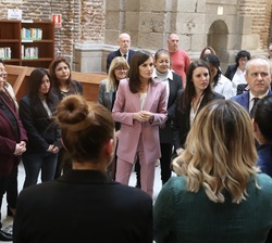 Doña Letizia conversa con los asistentes