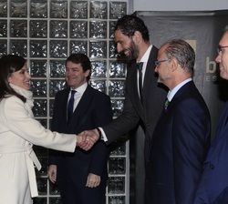 Su Majestad la Reina durante los saludos de bienvenida a su llegada al Pabellón Multiusos Sánchez Paraíso de Salamanca