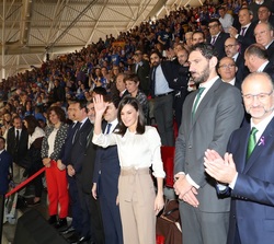 Doña Letizia recibe el saludo de los espectadores asistentes al encuentro