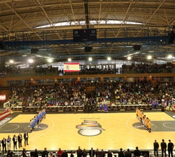 Los equipos finalistas durante la interpretación del Himno Nacional
