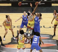 Inicio de la final de la “Copa de S.M. la Reina” de baloncesto