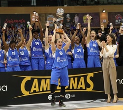 Su Majestad la Reina tras hacer entrega de la copa de campeonas