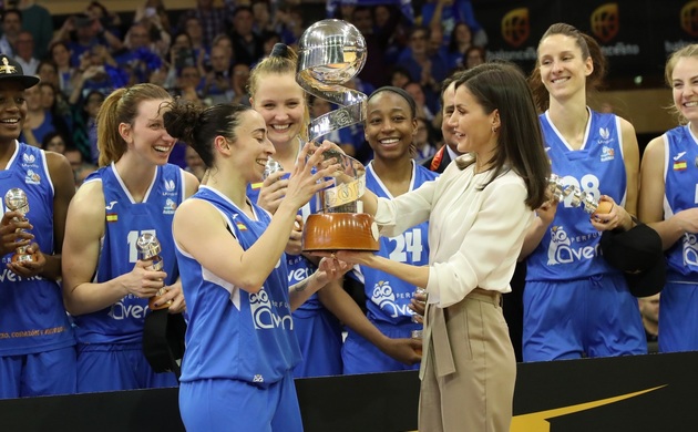 Doña Letizia entrega el trofeo de campeonas a la capitana del "Perfumerías Avenida" de Salamanca, Silvia Domínguez
