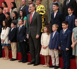 Don Felipe acompañado de los alumnos y profesores momentos previos a la fotografía de grupo