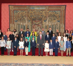 Don Felipe acompañado de los alumnos y profesores