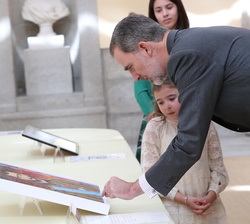 Don Felipe observa el retrato en forma de vidriera realizado por la ganadora de la comunidad andaluza perteneciente al Colegio Sagrada Familia de Jaén