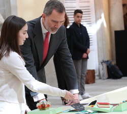 Natalia, ganadora en Cantabria explica a Su Majestad el Rey la composición dedicada a su figura institucional y a la Carta Magna