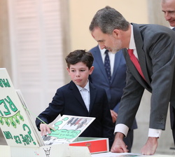 El representante de Navarra enseño a Don Felipe, su caja de postales y las ilustraciones de las mismas en formato collage, donde se homenaje a los per