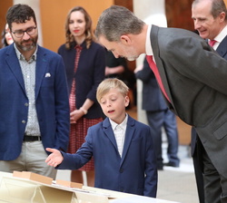 Don Felipe es representado como un profesor que dedica sus esfuerzos a velar por sus alumnos y a representar a España en el trabajo del ganador de la 